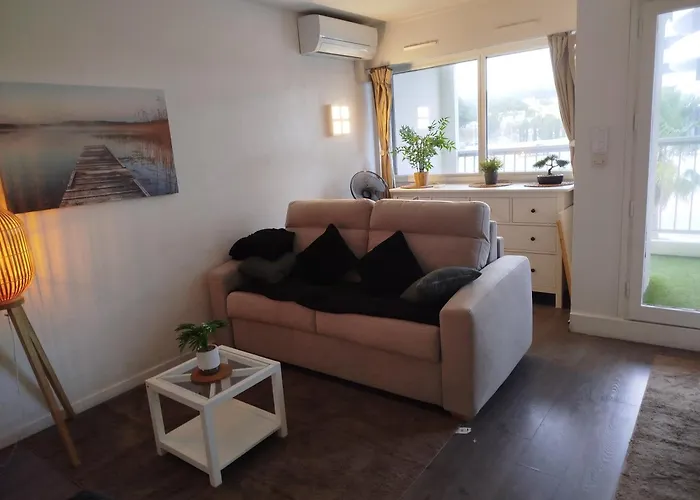 Centre Port,piscine Et Parking Sous Terrain Apartment